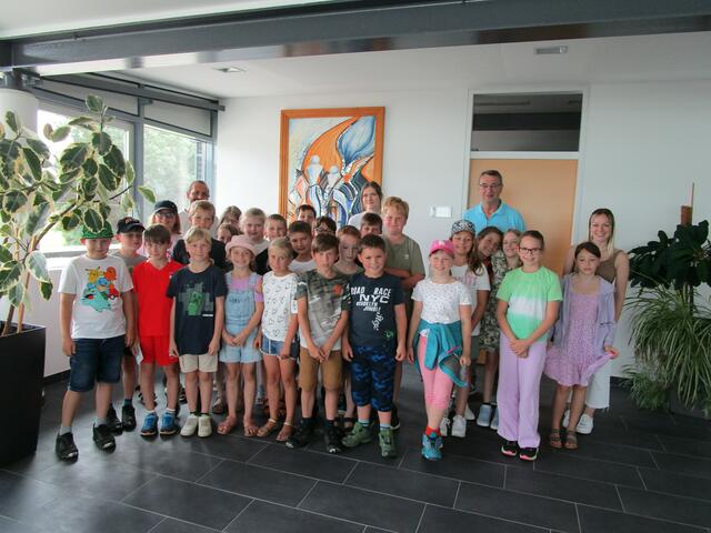 Bürgermeister Gerhard Schaur, Schulleiter Konstantin Schlager-Weidinger, Lehrerinnen Bianca Nußdorfer und Annalena Hofinger sowie die VS-Kinder. | Foto: Gemeinde