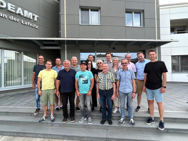 Große Abschiedsfeier in Neustift an der Lafnitz: Gemeindearbeiter Werner Kogler (6.v.l.) verabschiedete sich Anfang Juni in den Ruhestand. | Foto: Gemeinde Neustift/Lafnitz