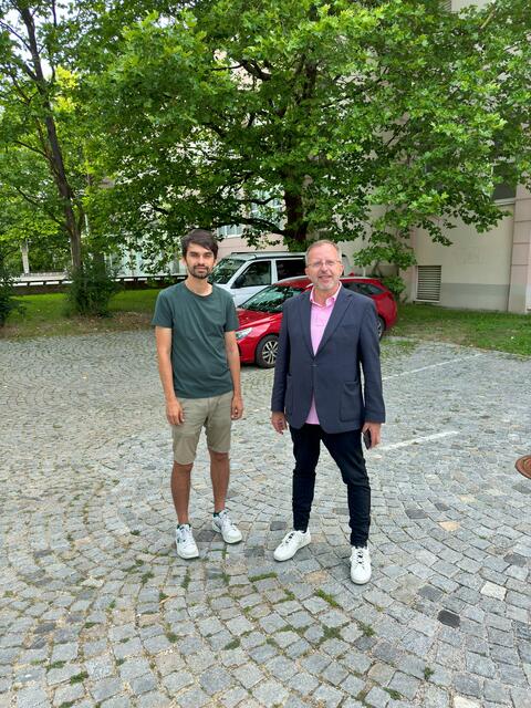Dieser Parkplatz soll jetzt asphaltiert werden. Das kommt in Hietzing nicht gut an. V.l.: Christopher Hetfleisch (Grüne) und Bezirkschef Nikolaus Ebert (ÖVP).  | Foto: Grüne Hietzing/Viktor R.