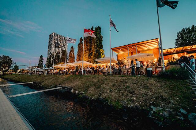 Bei freiem Eintritt wird im Beach Salon an der Donau auf einer großen LED Wall mitgebfiebert. | Foto: Maya Garden