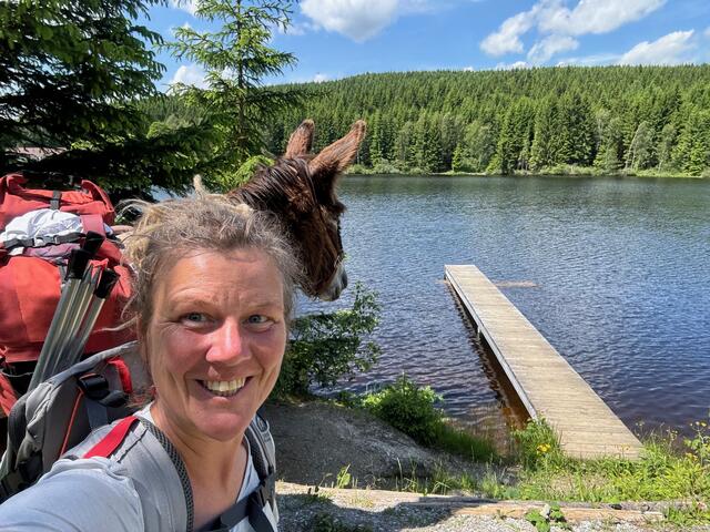 Elisabeth Nussbaumer mit ihrem treuen Weggefährten, Esel Igor. | Foto: Elisabeth Nussbaumer