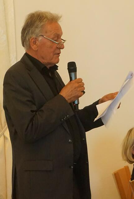 Quiz-Moderator Peter Bolech stellt die Fragen