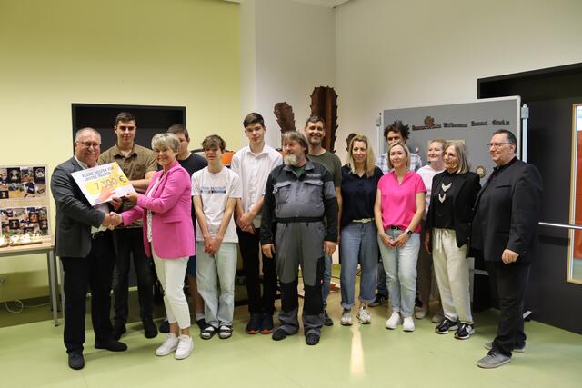 Die offizielle Scheckübergabe, mit im Bild ist der Poly-Direktor, Vertreter der Kinderkrebshilfe Tirol, Schüler und Pädagogen.  | Foto: Elisabeth Zangerl
