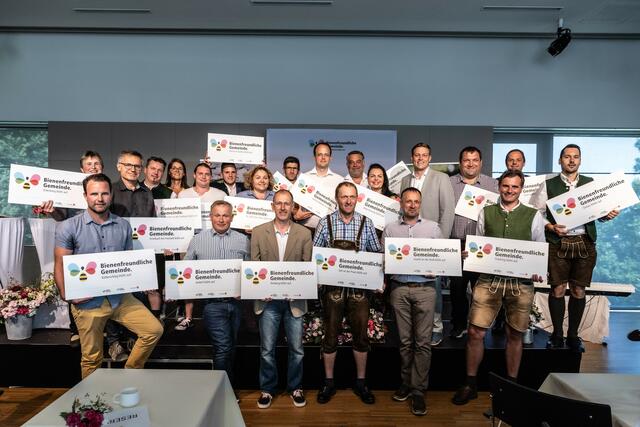 Einige oberösterreichische Gemeinden wurden unlängst als bienenfreundlich ausgezeichnet – darunter auch Taufkirchen/Trattnach. | Foto: Land OÖ/Tina Gerstmair