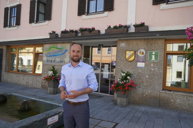 David Egger-Kranzinger vor dem Stadtamt in Neumarkt. | Foto: Emanuel Hasenauer