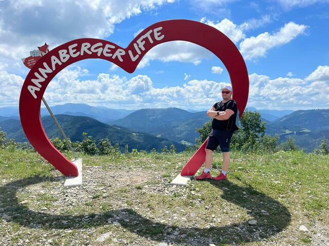 Der Weltmeister Alexander Schmirl geniest die Zeit in der Umgebung nach den langen Reisen.  | Foto: Schmirl