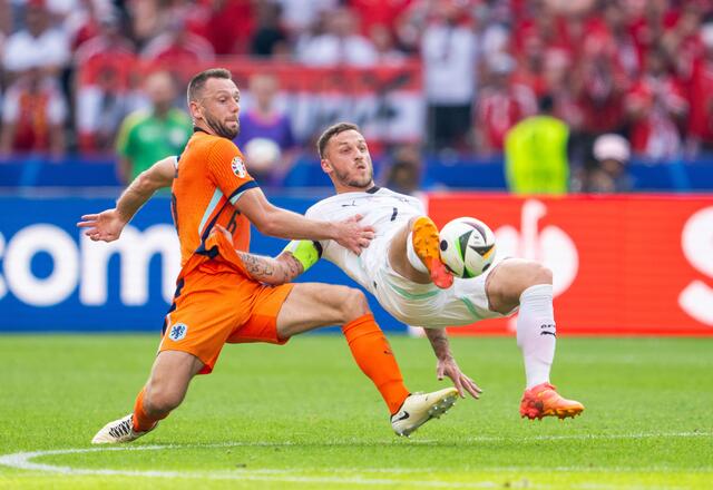 Marko Arnautović (r.) im Duell gegen Stefan de Vrij. | Foto: GEORG HOCHMUTH / APA / picturedesk.com 