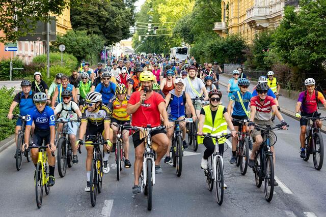 Hunderte Radlerinnen und Radler "erfuhren" im Pulk die City. | Foto: Harry Schiffer