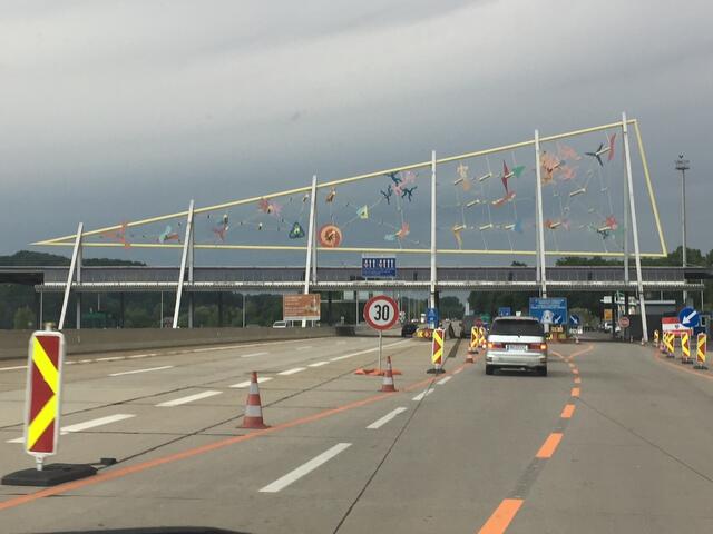 Blick auf den Grenzübergang in Spielfeld: In der Urlaubszeit kommt es hier regelmäßig zu Staus. | Foto: Waltraud Fischer