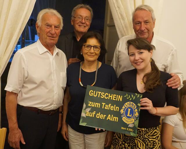 Das Siegerteam "Jüdisches Museum" mit dem Essensgutschein