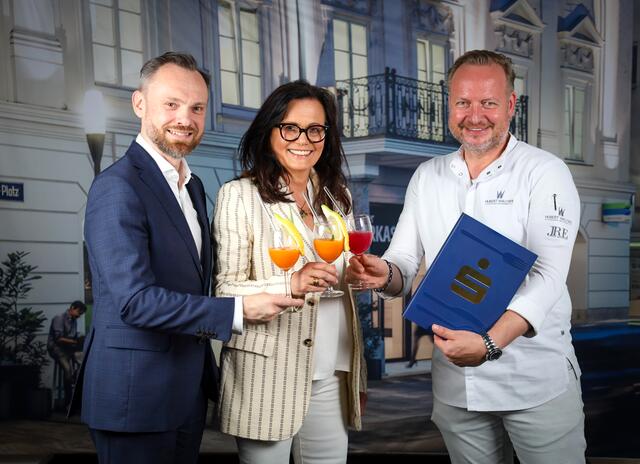 Die Kärntner Sparkasse-Vorstände Michael Koren und  Ulrike Resei stoßen mit Top-Gastronom Hubert
Wallner auf die Zukunft und die Sparkasse-Zentrale an. | Foto: Hannes Krainz