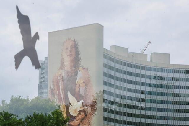  Ein riesiges Gemälde ziert seit Donnerstag, 27. Juni, eine Wand der UNO-City. | Foto: Lisa Leutner / REUTERS / picturedesk.com