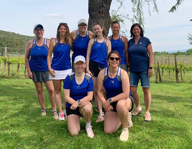 Die Meisterinnen in der Kreisliga A: Vorne Sophie Schröckenstein und Carina Flammer. Hinten von links: Heide Heinrici, Andrea Wakolbinger, Sandra Fieber, Sarah Schröckenstein, Sabrina Leitner und Mannschaftsführerin Birgit Hofbauer. | Foto: privat