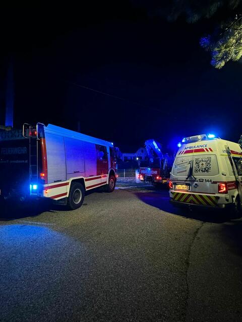 Mithilfe der FF Pressbaum konnte die gestürzte Dame so schnell wie möglich ins Krankenhaus gebracht werden. | Foto: FF Pressbaum