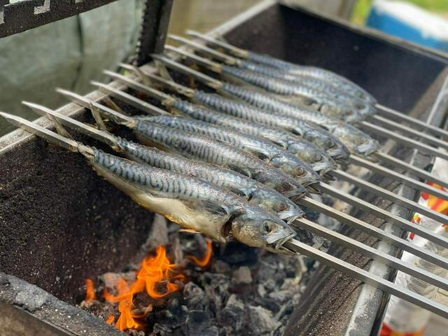 Steckerlfisch von der Fischbraterei Mair.  | Foto: Christian Mair