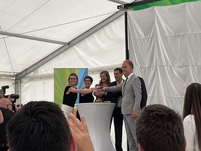 Das Gebäude wurde bei einer großen Veranstaltung im Hof der NXP eröffnet. | Foto: Privat
