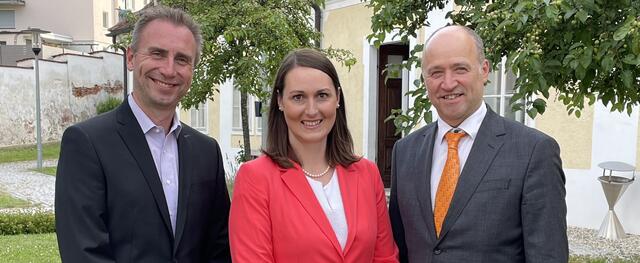 Wilherings neue Bürgermeisterin Christina Mühlböck (Bildmitte) und der neue 1. Vizebürgermeister Gerald Plankenauer (li.) wurden am 27. Juni angelobt. Diese nahm der Bezirkshauptmann Manfred Hageneder (re.) vor. | Foto: MeinBezirk