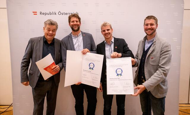 Der Skiweltcup Gurgl wurde ausgezeichnet als herausragende nachhaltige Sportveranstaltung. Vizekanzler Werner Kogler samt der Ötztaler Delegation mit Dominic Kuen (Ötztal Tourismus), Maximilian Zoller (Liftgesellschaften Gurgl) und Raphael Kuen (Lebensraum Ötztal). (v.l.n.r.) | Foto: BMKÖS-HBFTrippolt