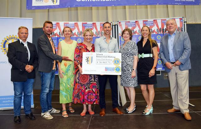 Lions-Vertreter Christian Konrath, Gemeinderat Christoph Kny, Stadträtin Anna Teichgräber, Stadträtin Roswitha Zieger, Schulleiter Martin Pieler, Schul-Qualitätsmanagerin Dagmar Pokorny, Petra Näder-Pichler und Rotary-Vertreter Michael Werba (von links). | Foto: Bernhard Garaus