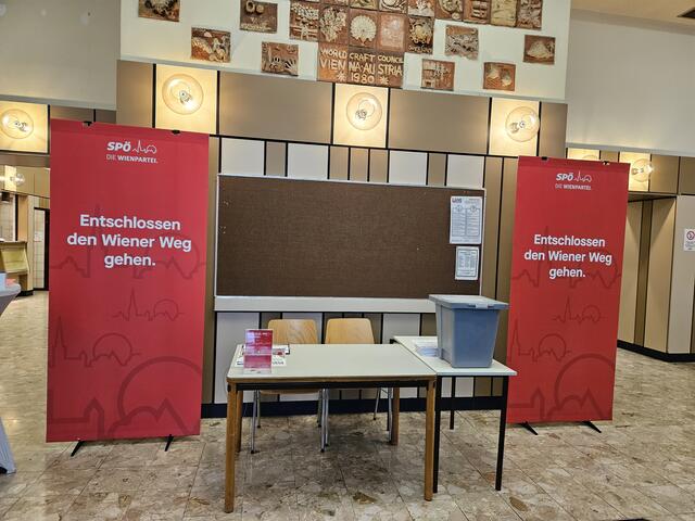 Mit einer kleinen Wahlurne erfasste die SPÖ Brigittenau die Wünsche ihrer Mitglieder für die Zukunft der Wallensteinstraße.  | Foto: SPÖ Brigittenau