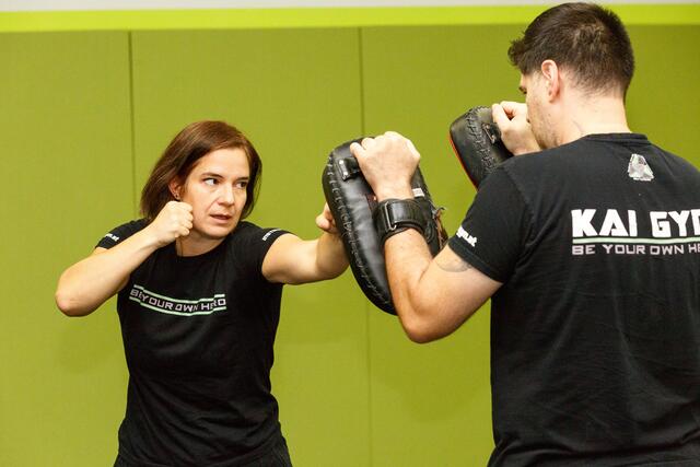  Irene Zavarsky, Geschäftsführerin von Kai Gym schlägt auf einen Pratzen. Schlag und Grifftechniken werden beim Krav Maga geübt.  | Foto: Johne