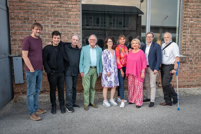 Philipp Staufer, Andreas Pilhar, Goran Mikule, Ewald Priessnitz, Petra Gerstenecker, Eva Maria Marold, Helene Fuchs-Moser, Roland Raunig (GF Sefko) und Thomas Pfaffl bei der Werft. | Foto: ehnpictures