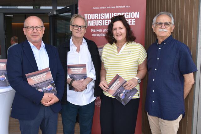 Vier der insgesamt 40 Autorinnen und Autoren sprachen ihre Ansichten zum Tourismus am Neusiedler See. (v.l.) Robert Jeller (ehemaliger Geschäftsführer Neusiedler See Tourismus GmbH), Klaus Jürgen Bauer (Architekt), Elke Schmelzer (Biologin in der St. Martins Therme) und Alois Lang (Tourismusmanager). | Foto: Stefan Schneider