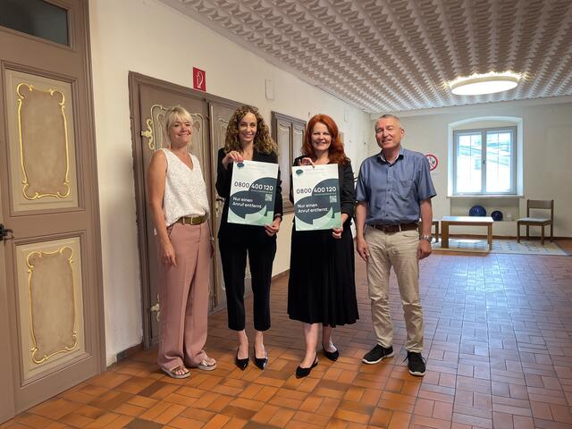 Petra Praxmarer, Eva Pawlata, Cornelia Hagele und Manfred Deiser (v.l.) wollen möglichst viele Menschen mit dem Hilfsangebot des psychosozialen Krisendienstes erreichen. | Foto: Hartman