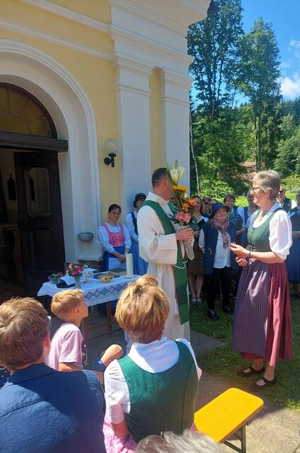 Pfarrer Marius Enăşel wurde mit Blümchen bedankt | Foto: KK