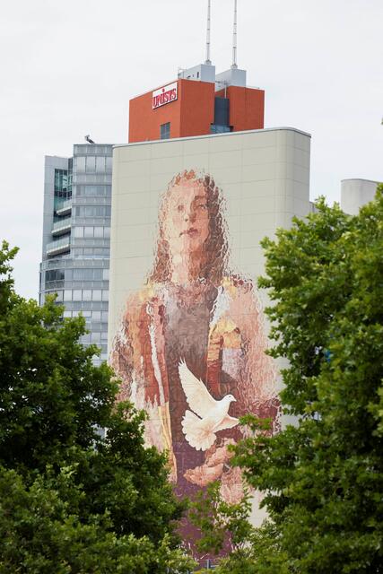 Das Bild zeigt eine Friedenstaube und eine Frau hinter einer Glaswand.  | Foto: Lisa Leutner / REUTERS / picturedesk.com