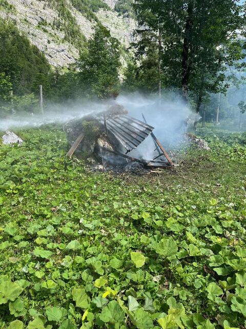  Aus unbekannten Gründen geriet eine kleine Hütte hinter der Seewiese in Brand. | Foto: FF Altaussee