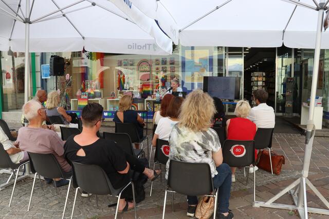 Julia Köstenberger präsentiert ihr neues Werk "Genussvoll Radel 3 - Die schönsten Touren zwischen Österreich und Ungarn".  | Foto: Vanessa Trabi