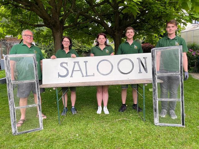 Die Bergkapelle Rosental baut eifrig an dem Saloon für ihre Whisky- und Spirituosenbar am Countryfest. | Foto: Josef Lechner