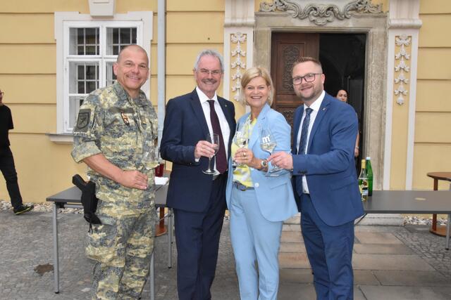 Oberst Hans-Peter Hohlweg, Landtagspräsident Karl Wilfing, Verteidigungsministerin Klaudia Tanner und Bürgermeister Erich Stubenvoll