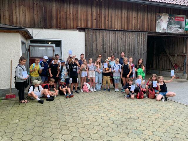 Die Ischler Schülerinnen und Schüler besuchten Gabi Maierhofer auf ihrem Bio-Bauernhof in Strobl. | Foto: Privat
