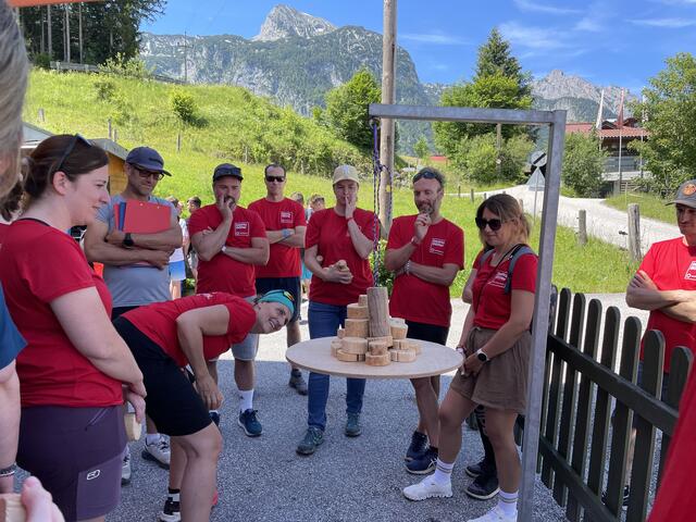 Die gegnerischen Teams zu Fall bringen, ohne selber zu wackeln, das war das Ziel bei der Jenga-Challenge. | Foto: RegionalMedien Salzburg