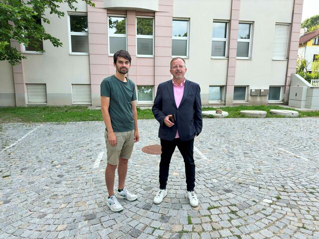 "Hietzing ist der grünste Bezirk Wiens und dies verteidigen wir Grünen mit aller uns zur Verfügung stehenden Kraft. Daher rufen wir dazu auf, die geplante Asphaltierung zu stoppen!", so Christopher Hetfleisch (l.). Der Vorplatz einer Schule soll nämlich asphaltiert werden.  | Foto: Grüne Hietzing/Viktor R.