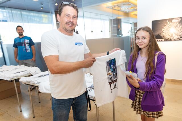 T-Shirt übergabe | Foto: JPT