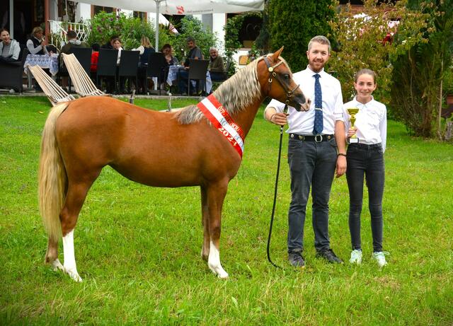 Mario und Emely Krepper aus Erpfendorf mit der Tagessiegerin „Stougjeshoeve Bella Rose“ bei der Zuchtschau West am Hanneshof | Foto: Georg Krepper