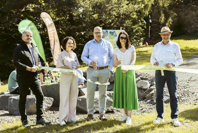 Peter Fischer Oberforstmeister bei Esterhazy, Landtagsabgeordnete Elisabeth Trummer, Vítězslav Staněk Geschäftsführer Waldquelle Mineralwasser, Dagmar Habeler Marketing Waldquelle Mineralwasser und Robert Stocker bei der Burgruine Landsee.  | Foto: Michael Fraller