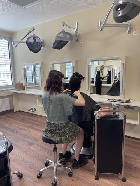 ine gewisse Vorerfahrung als Friseur oder Make-up-Artist ist für die Ausbildung notwendig. | Foto: Rieger/RMW
