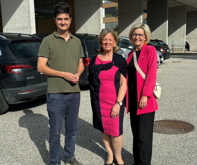 Stadtrat Martin Schott (Referent für Klima, Wirtschaft und Tourismus) und Bürgermeisterin Ines Schiller (Referentin für Verkehr) bedanken sich bei Gisela Daucher (Direktorin Bundesgymnasium und -realgymnasium Bad Ischl) für die Zurverfügungstellung des Gymnasium-Parkplatzes. | Foto: Stadtgemeinde Bad Ischl