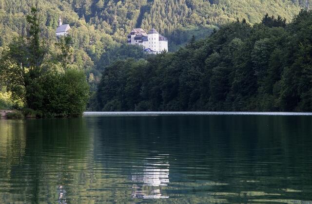 Der Stausee Klaus mit dem Schloss Klaus und der Bergkirche im Hintergrund. | Foto: Christian Redl