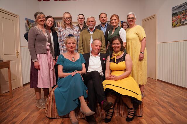 Vorne: Ulrike Gaderer, Felix Michael Wagner, Herta Siedl; dahinter: Gerlinde Mairhofer, Sonja Hahn, Katarina Kitzler, Stefanie Weidenauer, Fritz Gundacker, Stefan Prinz, Karin Peham, Gabriela Peterka (v.l.) | Foto: Evi Leutgeb