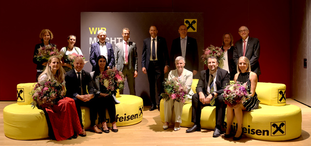 Ehrung der Mitarbeitenden, die heuer ihr Jubiläum gefeiert haben. | Foto: Raiffeisen Regionalbank Schwaz-Wattens