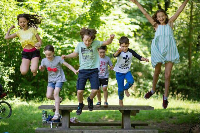 Rund 32.800 Schülerinnen und Schüler im Burgenland dürfen sich heute über den letzten Schultag und den Beginn der Sommerferien freuen, doch was bedeutet das eigentlich für die Finanzen der Eltern und können Nachhilfe und Betreuung finanziert werden? | Foto: Henke
