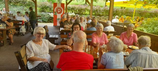 Die Seniorinnen und Senioren genossen den Bezirkswandertag auf der Hochramalm. | Foto: Lisa Richter