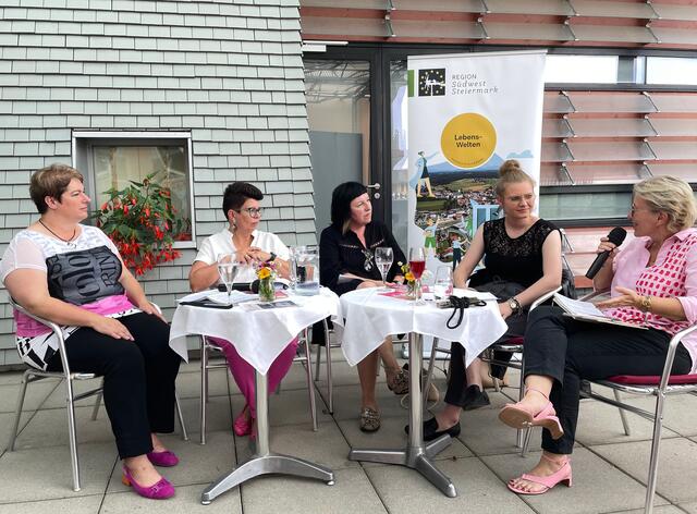 LAbg. Bürgermeisterin Maria Skazel, Landtagsabgeordnete Bernadette Kerschler, Landwirtin und Künstlerin Jasmin Holzmann-Kiefer, Theologin Anja Asel und Moderatorin Ute Baumhackl (v.l.) bei der Diskussion im Greith-Haus. | Foto: Löschnig