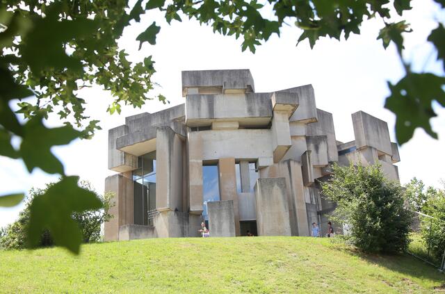 Im 23. Bezirk befindet sich eines der schönsten und interessantesten architektonischen Wahrzeichen der Stadt: die Wotrubakirche.  | Foto: Gerhard Deutsch / KURIER / picturedesk.com