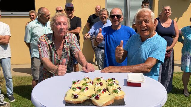 Der erste Blick in die neue Außensauna hat diesen drei Stammgästen sichtlich gefallen.